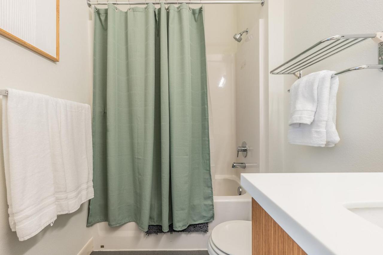 Close Downtown Modern Apartment - Pet Friendly, Wifi, Rooftop Views Seattle Exterior photo